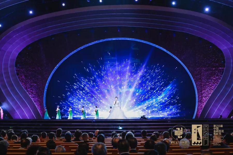 電影節(jié)活動策劃了三個篇章，貫穿了海浪、金沙和日光照耀的金雞剪影元素