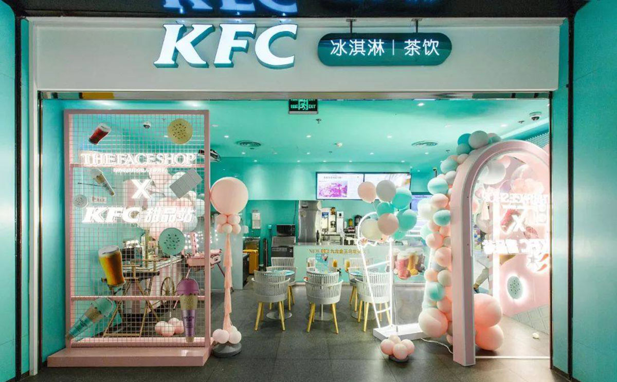 菲詩小鋪的美妝快閃店策劃拉上了KFC一起玩起了跨界合作